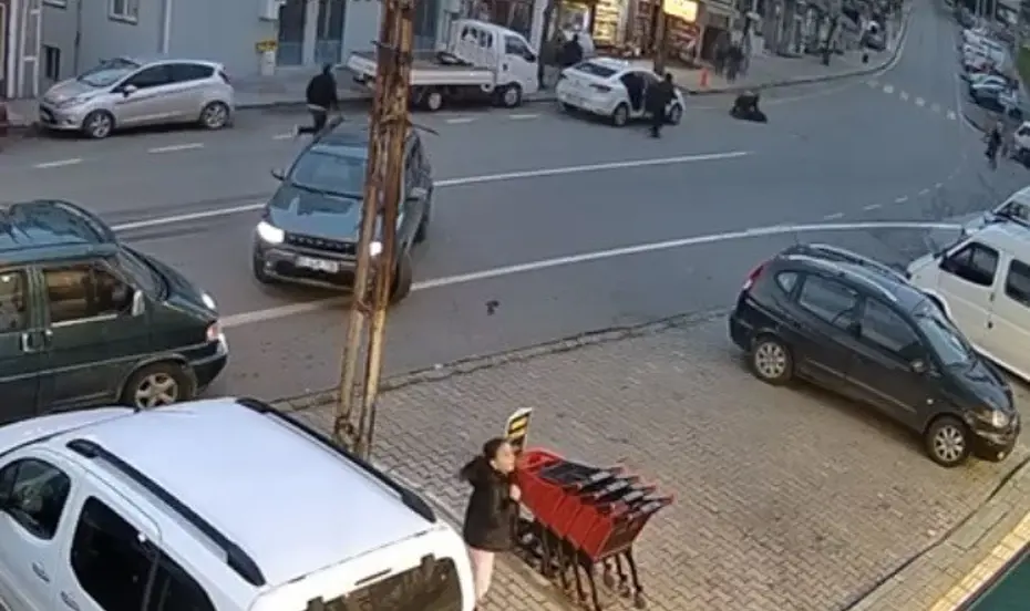 Otomobilin çarptığı genç kadın metrelerce savruldu... O anlar kamerada