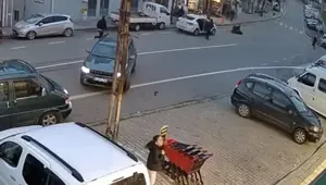 Otomobilin çarptığı genç kadın metrelerce savruldu