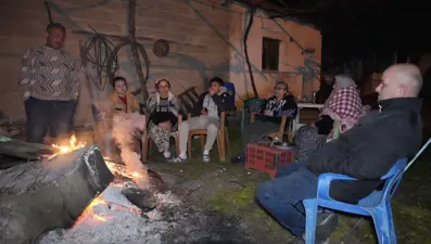 Buldan'da 5.1 büyüklüğündeki deprem. Artçılardan korkan vatandaşlar dışarda sabahladı