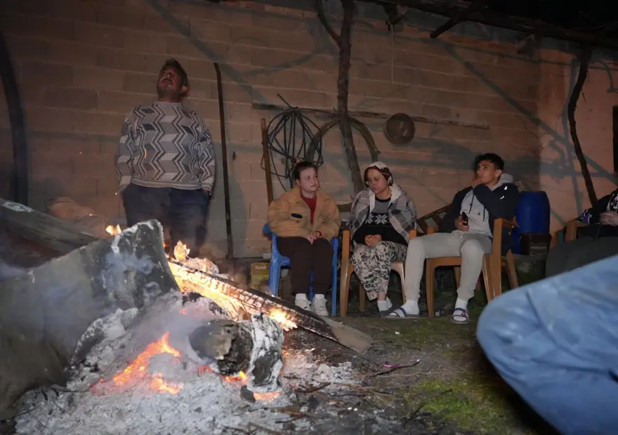 "DIŞARIDA ATEŞ YAKARAK BEKLİYORUZ, ARAÇTA UYUYORUZ" 3