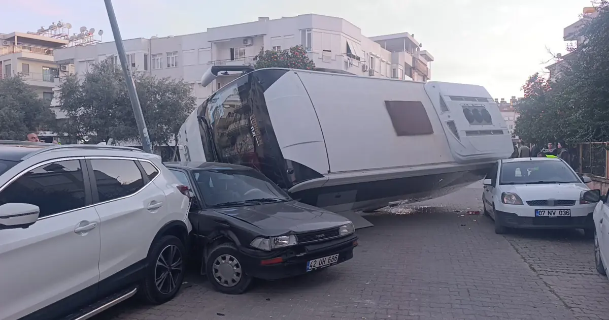 Kaza yapan servis, park halindeki araçların üzerine böyle devrildi. O anlar kamerada