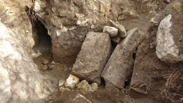 Roma dönemine ait olduğu düşünülüyor. Definecilerin hedefi oldu, eski halinden eser yok