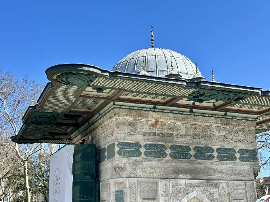 300 yıllık eser ısınmak için yakılmıştı. Tarihi dokusuna zarar verilmeden temizlendi 300 yıllık eser ısınmak için yakılmıştı. Tarihi dokusuna zarar verilmeden temizlendi
