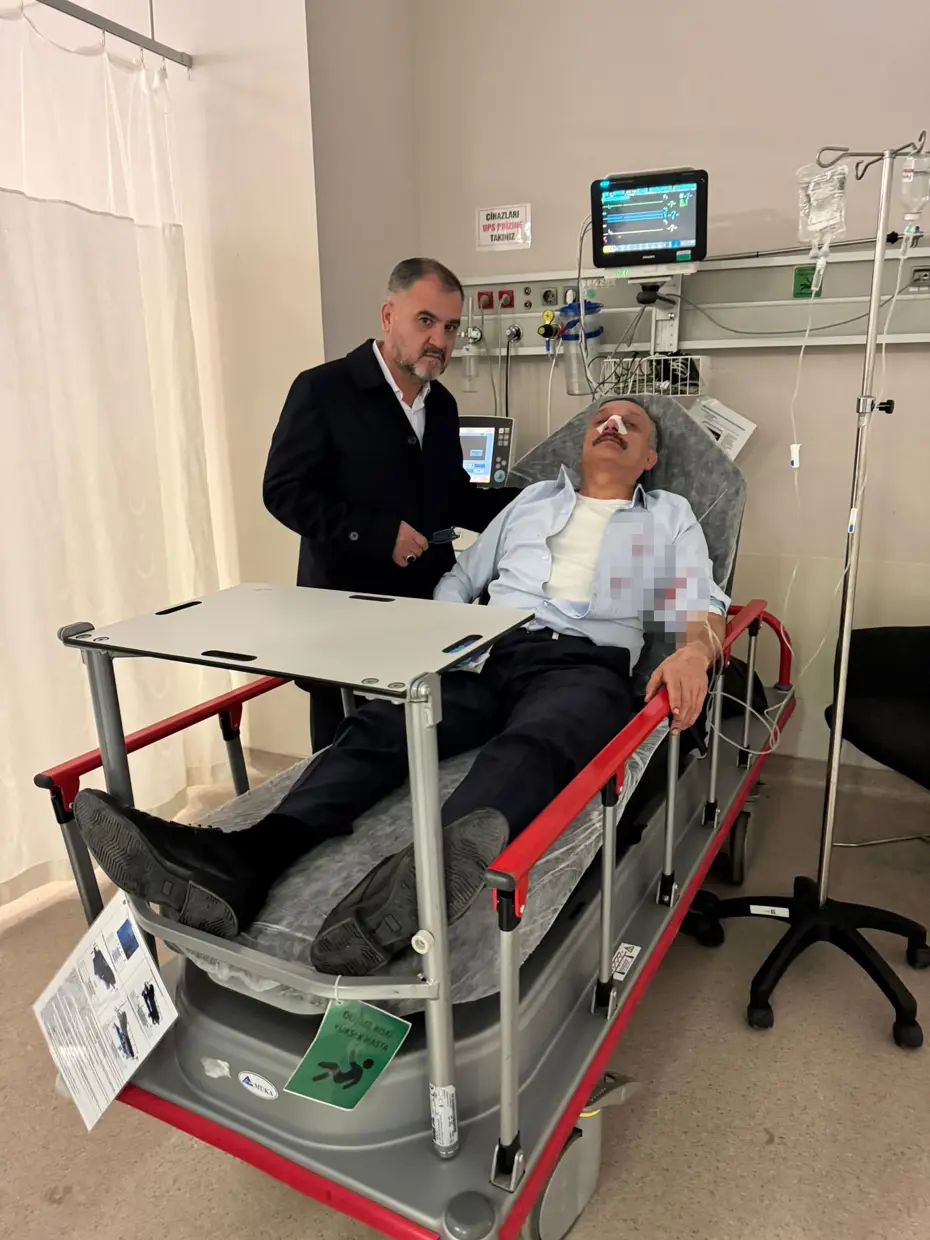 Öğrenci yakını, okul müdürünü dövdü