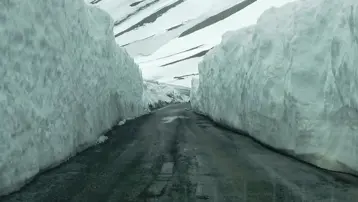 Türkiye'de kar rekoru. Kalınlığı 3 metreyi geçti, yol aylardır ulaşıma kapalı