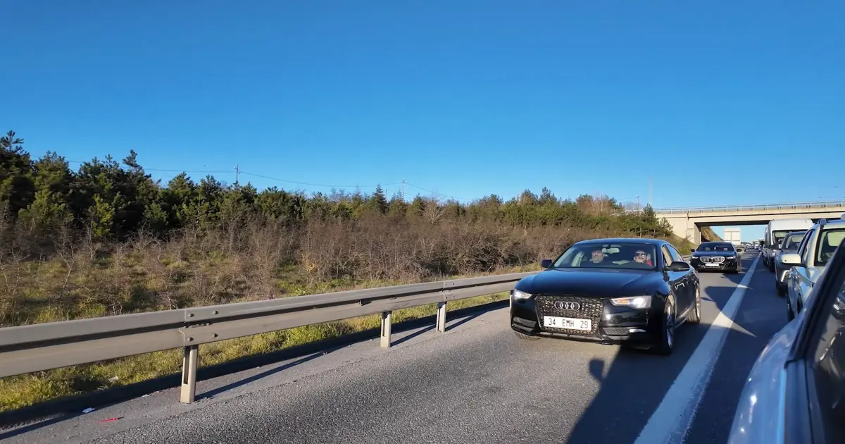 Pes dedirten görüntü: 30 dakikada 60 araç kuralları hiçe saydı