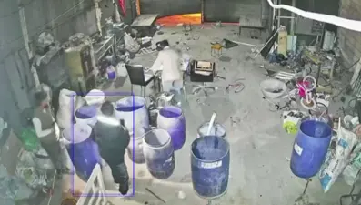 Hırsızların hedefi olan hurdacı defalarca soyuldu. Olay kameralara saniye saniye yansıdı