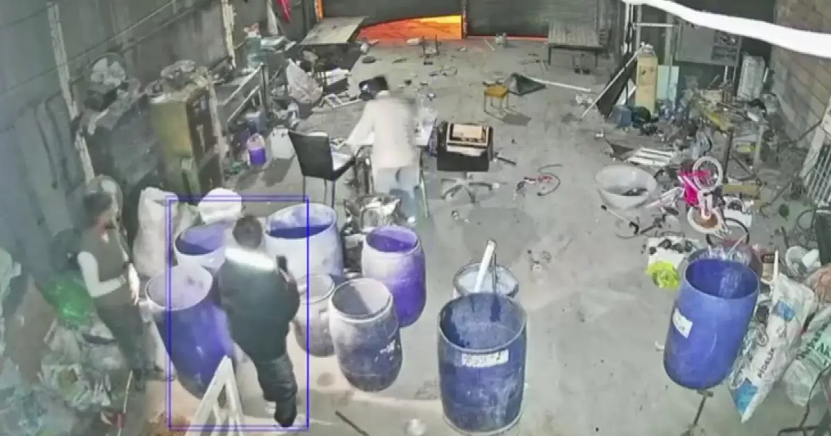 Hırsızların hedefi olan hurdacı defalarca soyuldu. Olay kameralara saniye saniye yansıdı