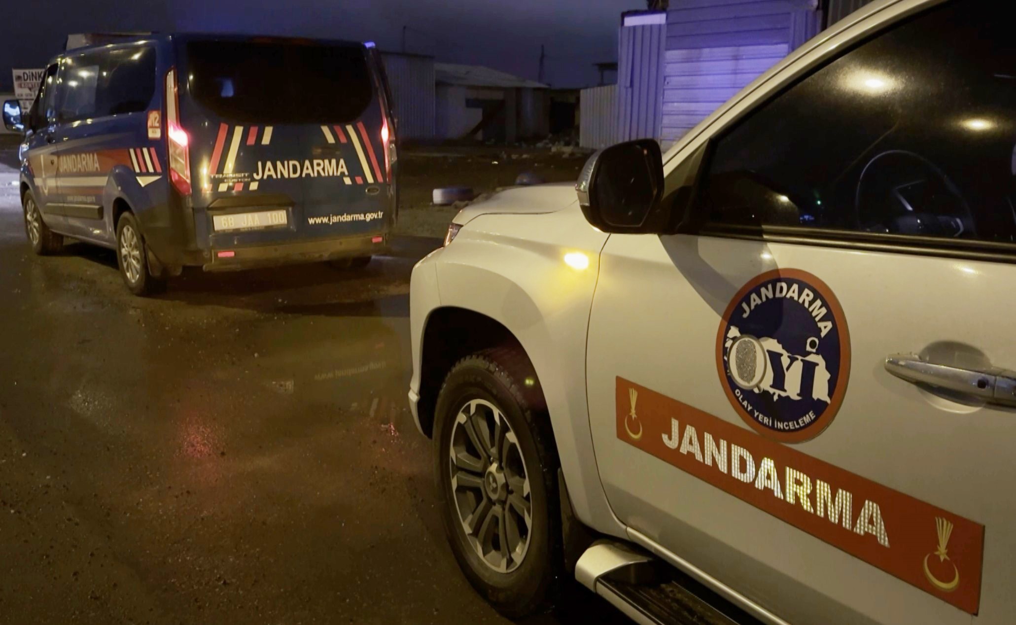 Aksaray’da 3 çocuk bir genci darp edip bıçakla ağır yaraladı