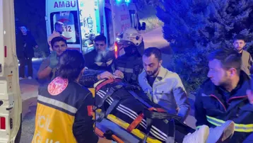 Otomobillerin çarpıştığı kazada iki kişi yaralandı, diğer sürücü kaçtı