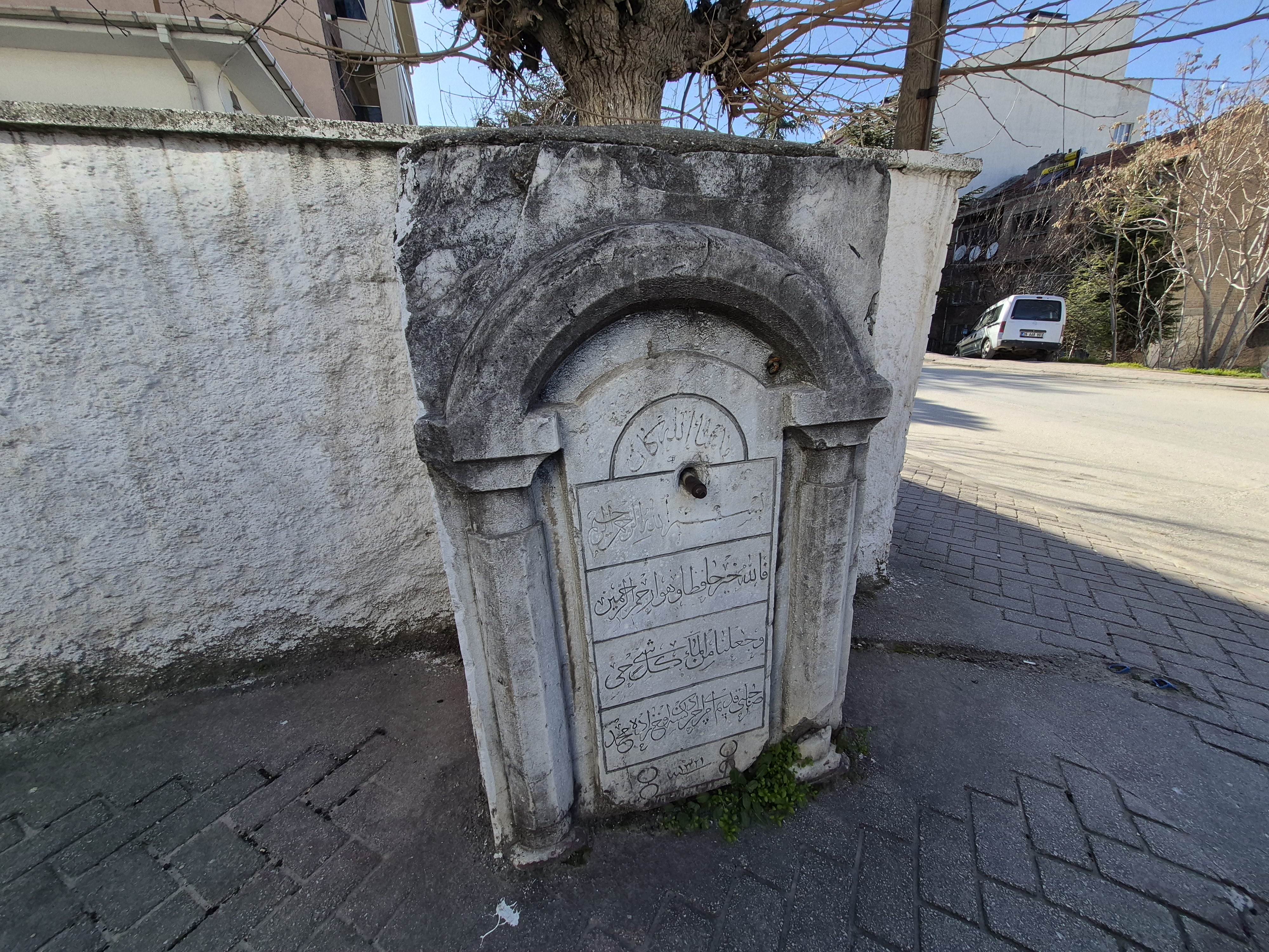 122 yıllık tarihi yapıya saygısızlık. Mahalleli çözüm istiyor