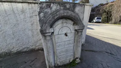 122 yıllık tarihi yapıya saygısızlık. Mahalleli çözüm istiyor