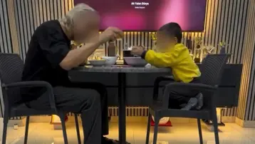 Çocuğunu alkol masasına oturtan babaya adli kontrol