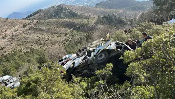 Mersin'de işçi servisi uçurumdan yuvarlandı. 3 ölü, 11 yaralı