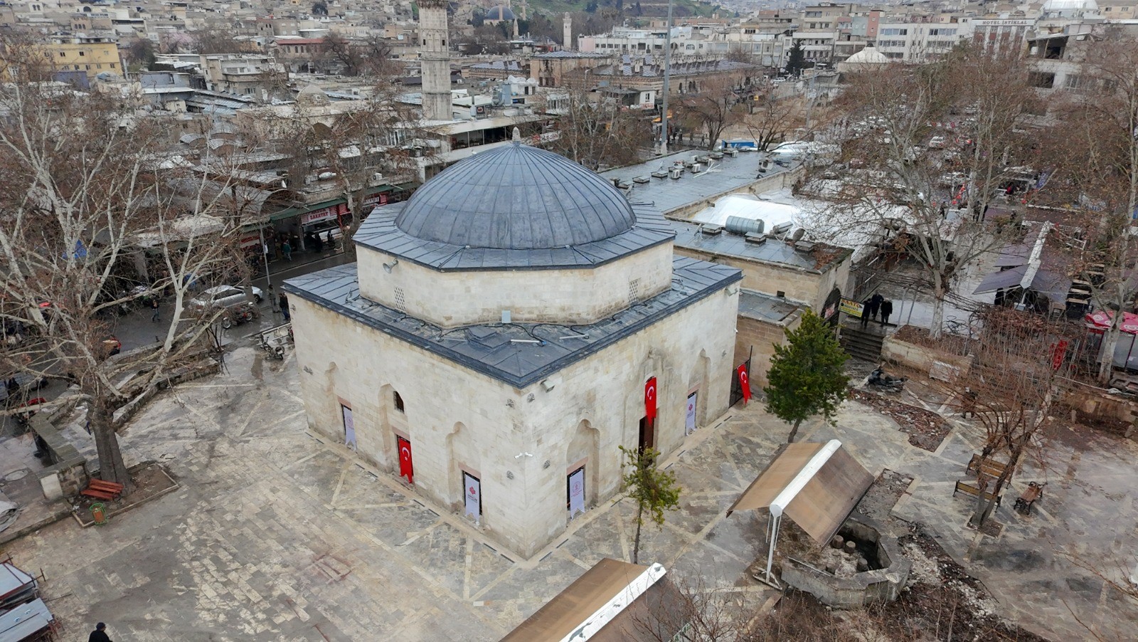 Mevlevi geleneğinin izlerini taşıyor. Asırlara direnen yapı yenilendi