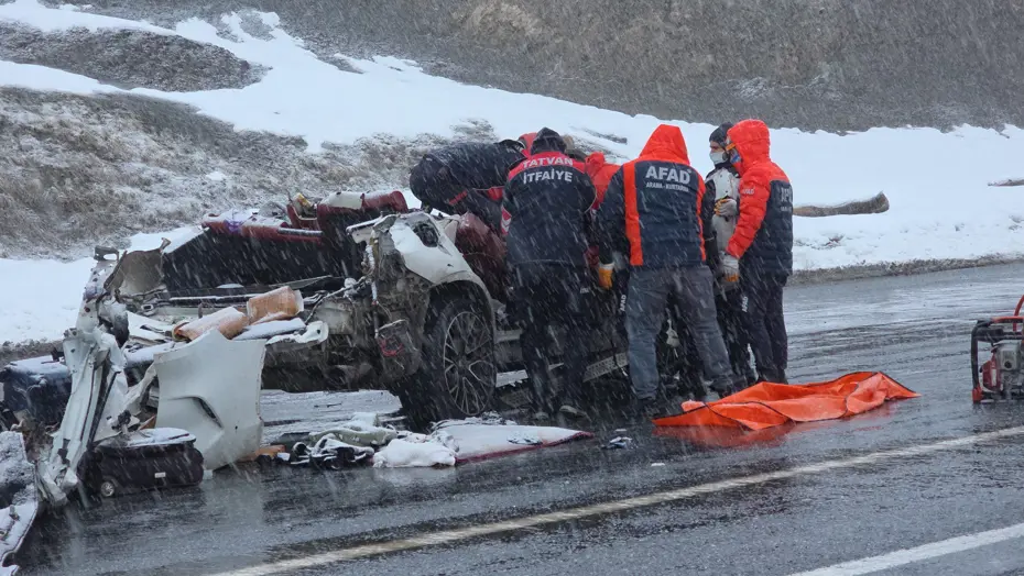 Tatvan'daki feci kazada ölü sayısı 3 oldu. 6 aylık bebek hastanede vefat etti