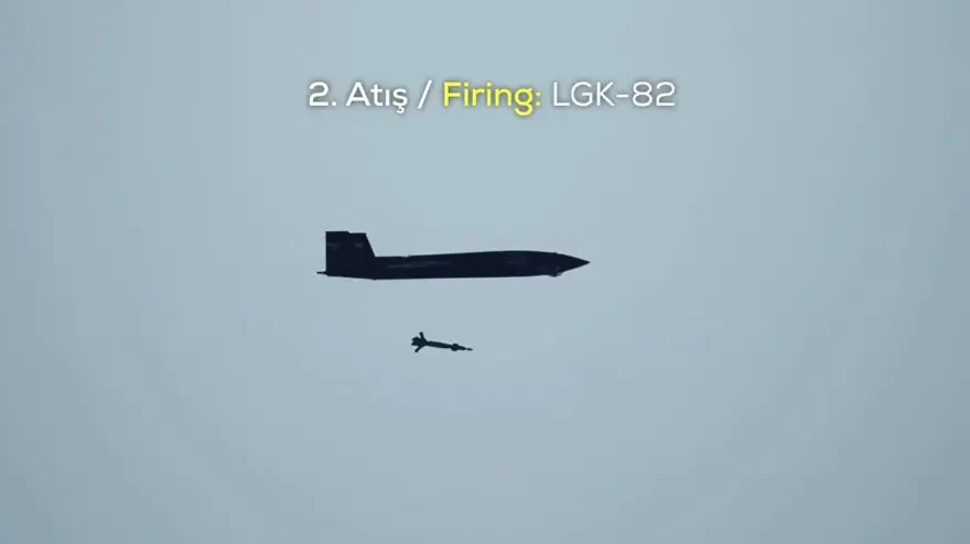 Bayraktar KIZILELMA'dan gövde gösterisi. Yerli mühimmatlarla hedefi 12'den vurdu 2 Bayraktar KIZILELMA'dan gövde gösterisi. Yerli mühimmatlarla hedefi 12'den vurdu 2