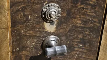 Amerikan Konsolosluğu tarafından kullanılmış. 1930'lu yıllara uzanan tarihi kasa