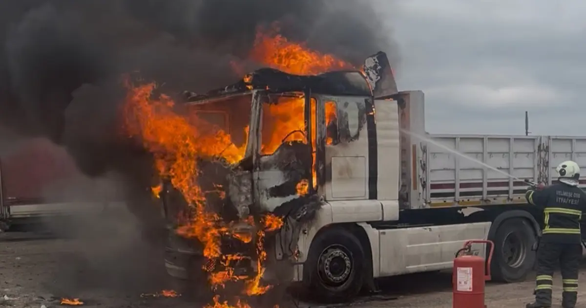Korkutan görüntü. Park halindeki tır alev alev yandı
