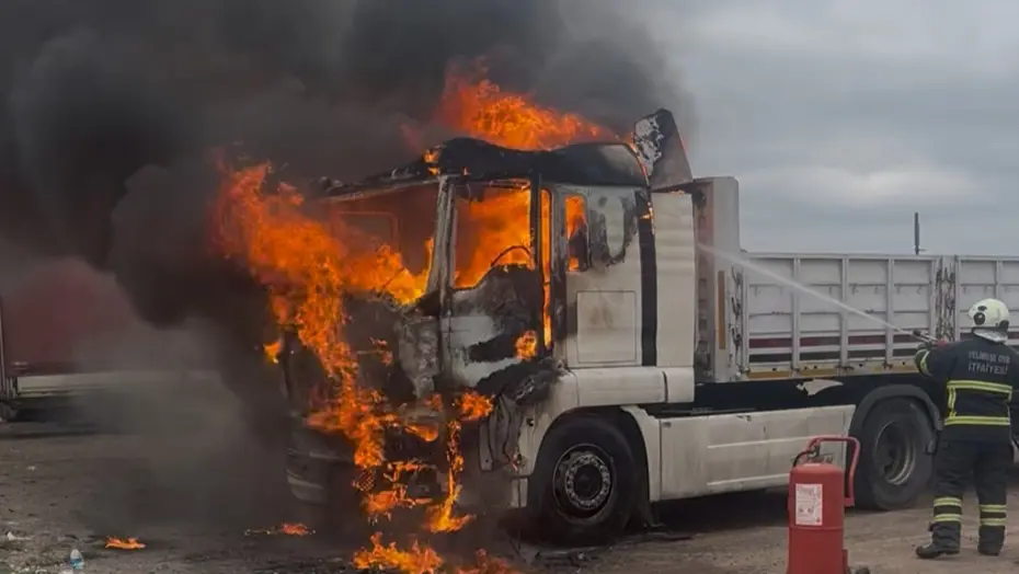 Korkutan görüntü. Park halindeki tır alev alev yandı