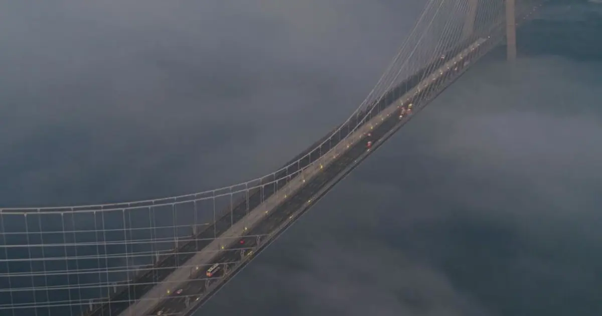 İstanbul'da yoğun sis: Köprü gözden kayboldu