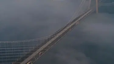 İstanbul'da yoğun sis: Köprü gözden kayboldu