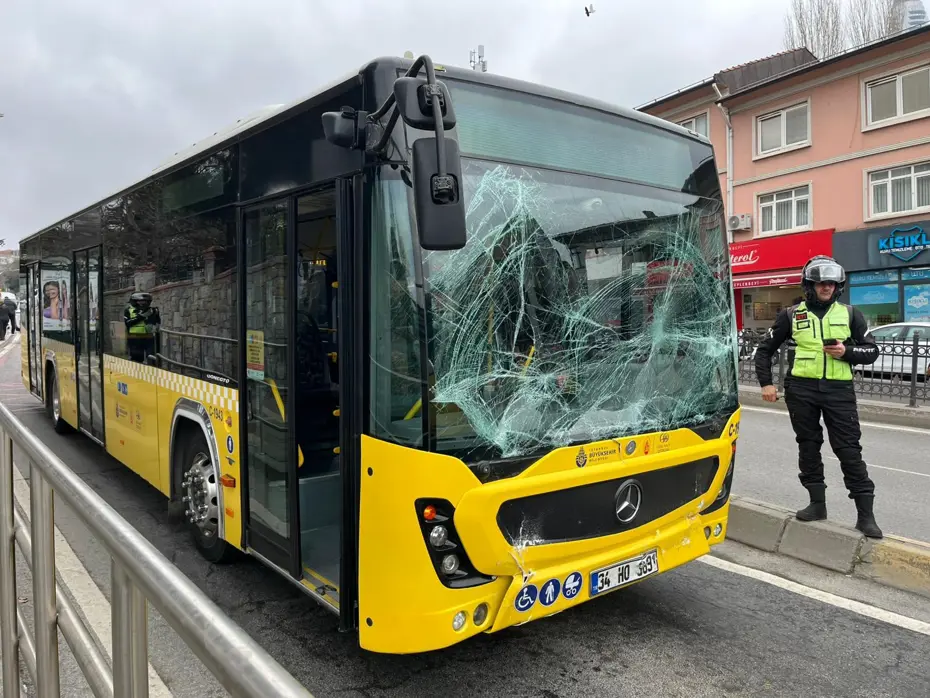 Üsküdar'da iki İETT otobüsü çarpıştı