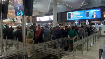 Image 7: Havalimanlarında bayram yoğunluğu