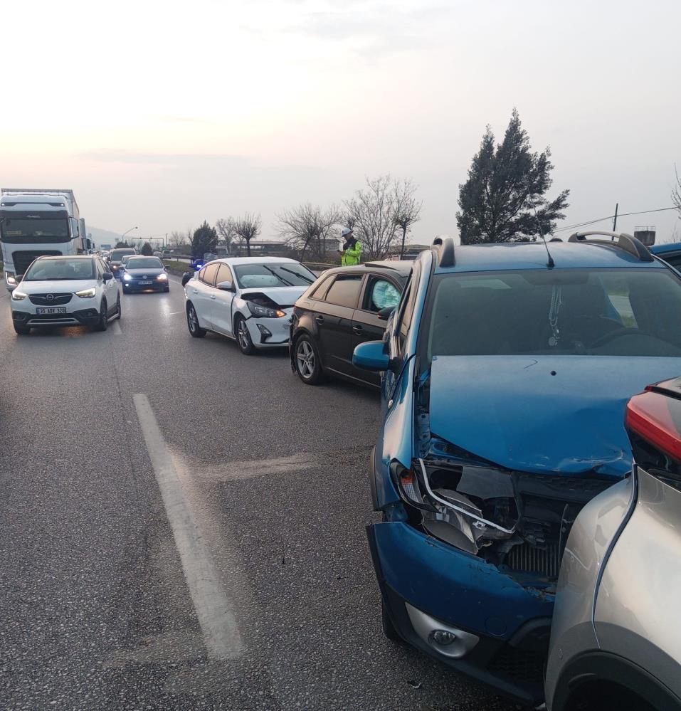 Manisa'da dört araç birbirine girdi: Yedi yaralı