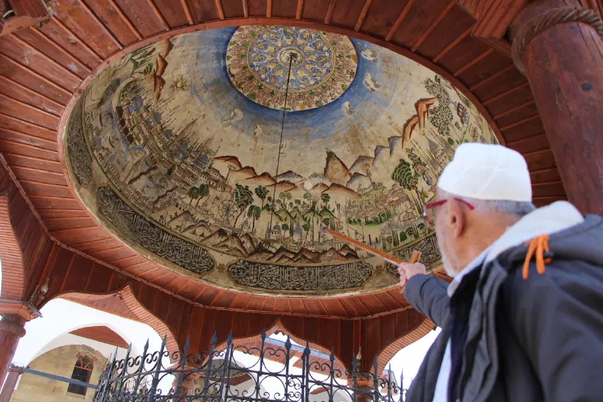 Cami şadırvanında 150 yıllık ayrıntı. Dikkatli bakınca fark ediliyor, ilk günkü gibi korunuyor 2