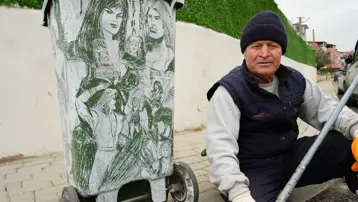 Çöpten bulduğu kalemlerle sanatını icra ediyor. Yarım asırdır vazgeçmedi