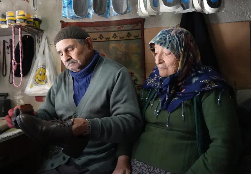 Her günaydın el ele yürüyorlar. 64 senelik dükkanını eşiyle açıyor Her günaydın el ele yürüyorlar. 64 senelik dükkanını eşiyle açıyor