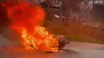 Seyir halindeki motosiklet alev alev yandı