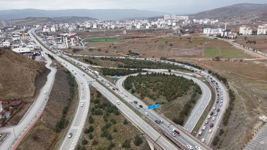 Milyonlarca talebe pazartesi ders başı yapacak. 43 ilin geçişleri noktasında şiddetli trafiği 
