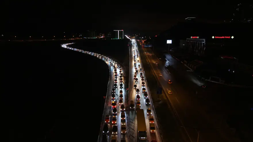 Dönüş çilesi. Trafik yoğunluğu 40 kilometreyi aştı 1