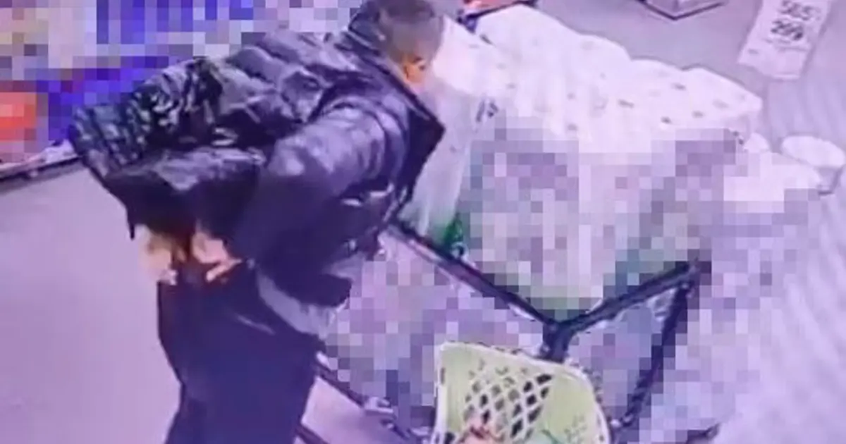 Marketten alkol çaldı, kimse görmeden şişeleri pantolonun içine soktu