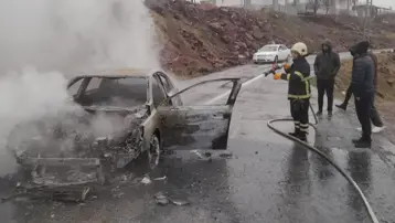 Elazığ’da yanan otomobil küle döndü