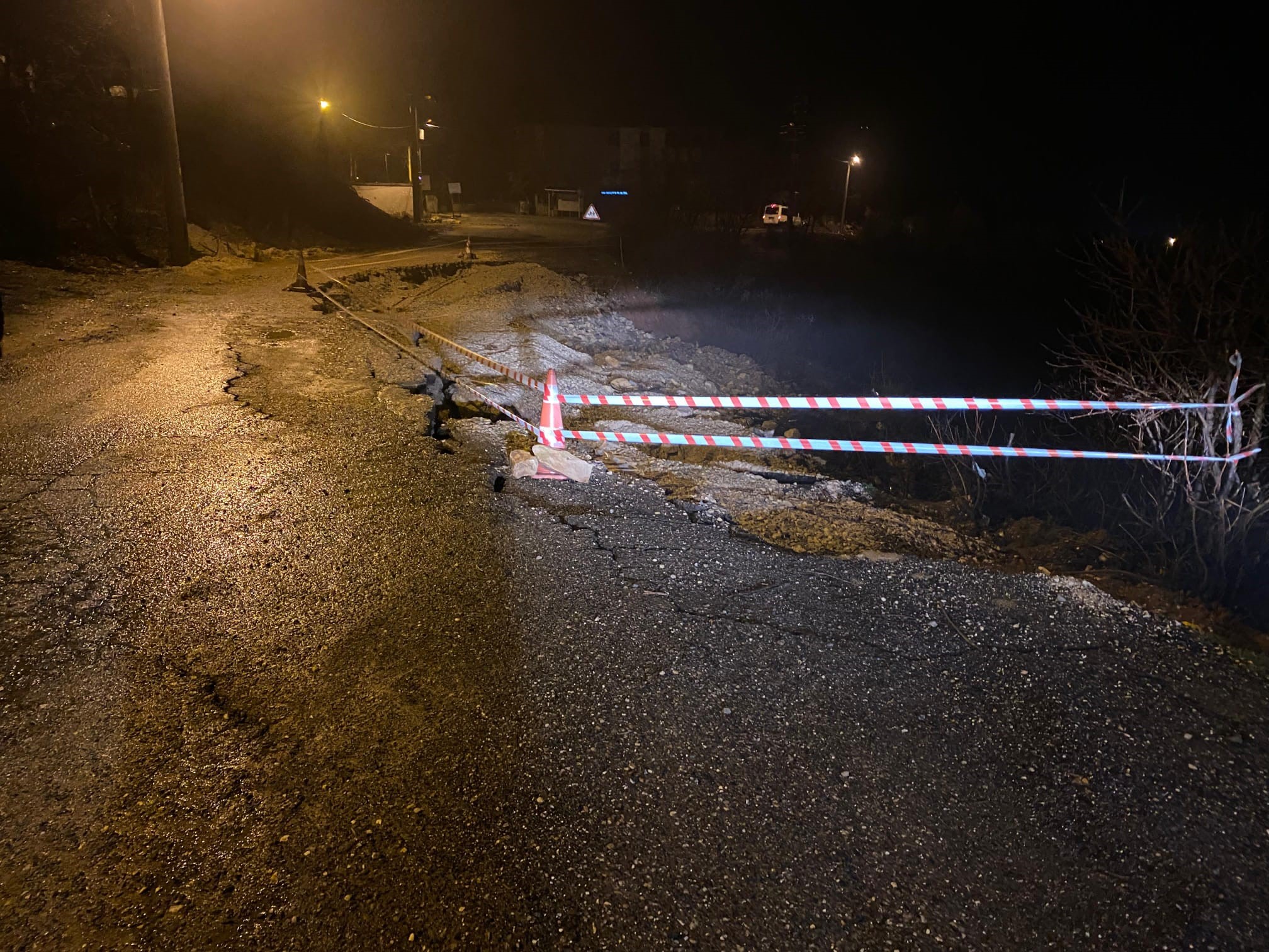 Sağanak nedeniyle yol çöktü, 11 köy yolu ulaşıma kapandı