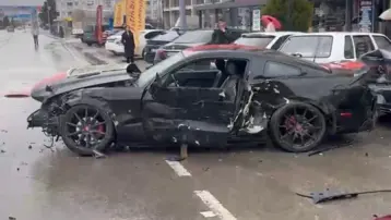 Elazığ’da otomobil park halindeki 4 araca çarptı