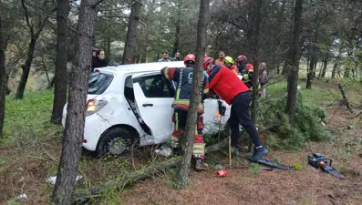 Balıkesir'de otomobil ormanlık alana uçtu: 2 yaralı