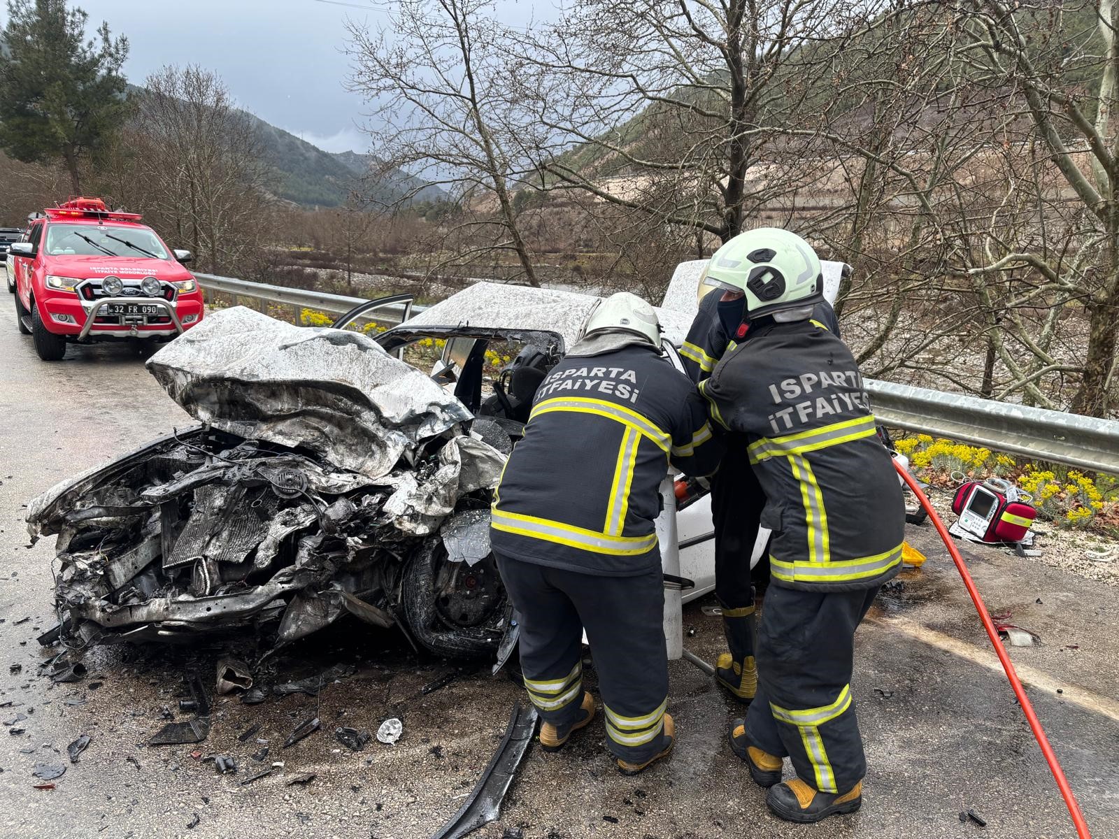Isparta-Antalya Karayolu'nda feci kaza. 2 ölü, 4 yaralı