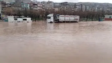 Şanlıurfa'da sağanak yağış. İki ilçede eğitime ara verildi