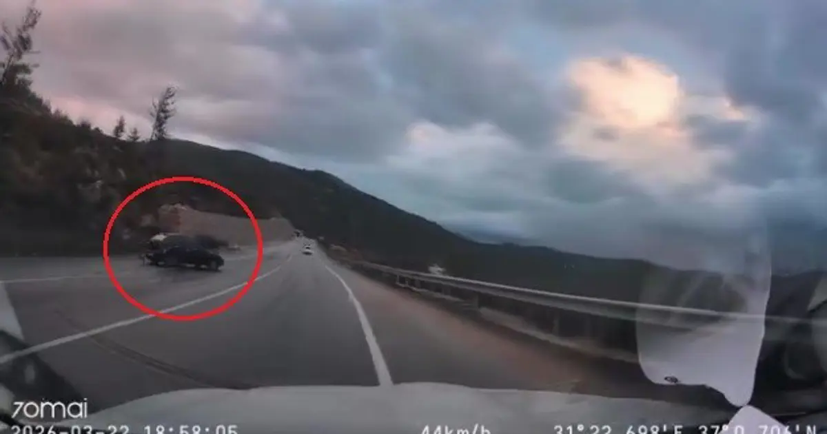 Kayganlaşan yolda kontrolden çıktı, faciadan dönülen o anlar araç kamerasına yansıdı