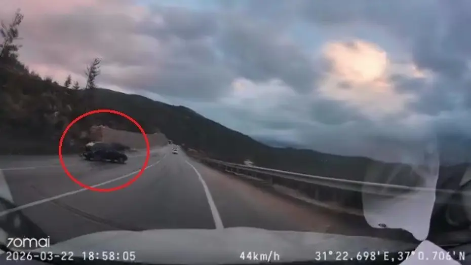 Kayganlaşan yolda kontrolden çıktı, faciadan dönülen o anlar araç kamerasına yansıdı