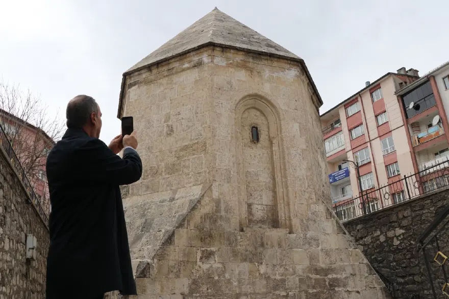 Gün boyu insanlar fark etmeden yanından geçiyor. 700 yıllık türbede önemli bir isim yatıyor 1 Gün boyu insanlar fark etmeden yanından geçiyor. 700 yıllık türbede önemli bir isim yatıyor 1