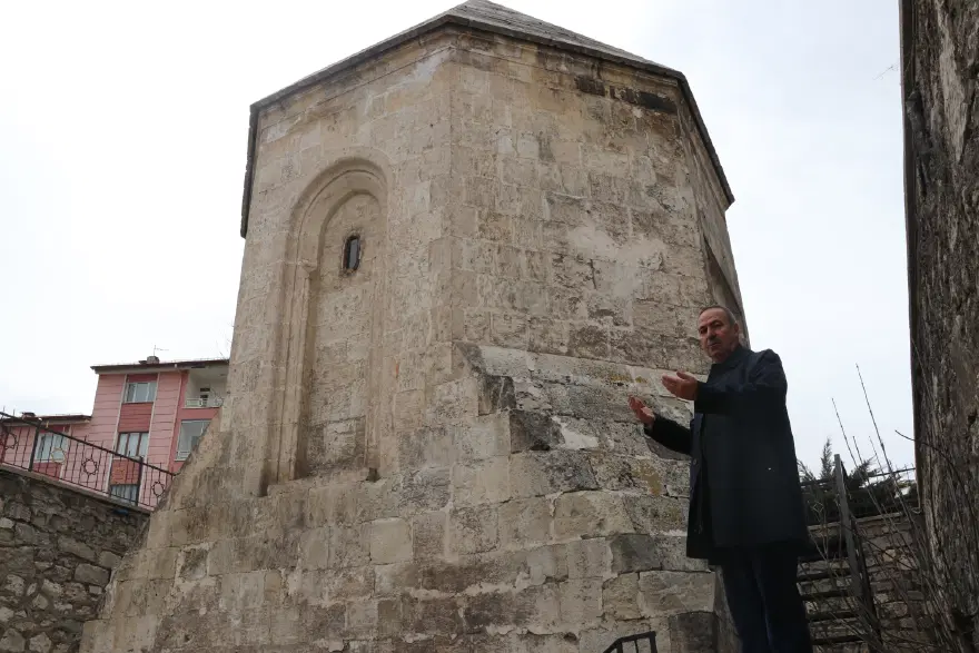 Gün boyu insanlar fark etmeden yanından geçiyor. 700 yıllık türbede önemli bir isim yatıyor 2 Gün boyu insanlar fark etmeden yanından geçiyor. 700 yıllık türbede önemli bir isim yatıyor 2