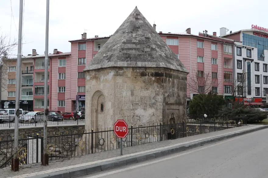 Gün boyu insanlar fark etmeden yanından geçiyor. 700 yıllık türbede önemli bir isim yatıyor Gün boyu insanlar fark etmeden yanından geçiyor. 700 yıllık türbede önemli bir isim yatıyor