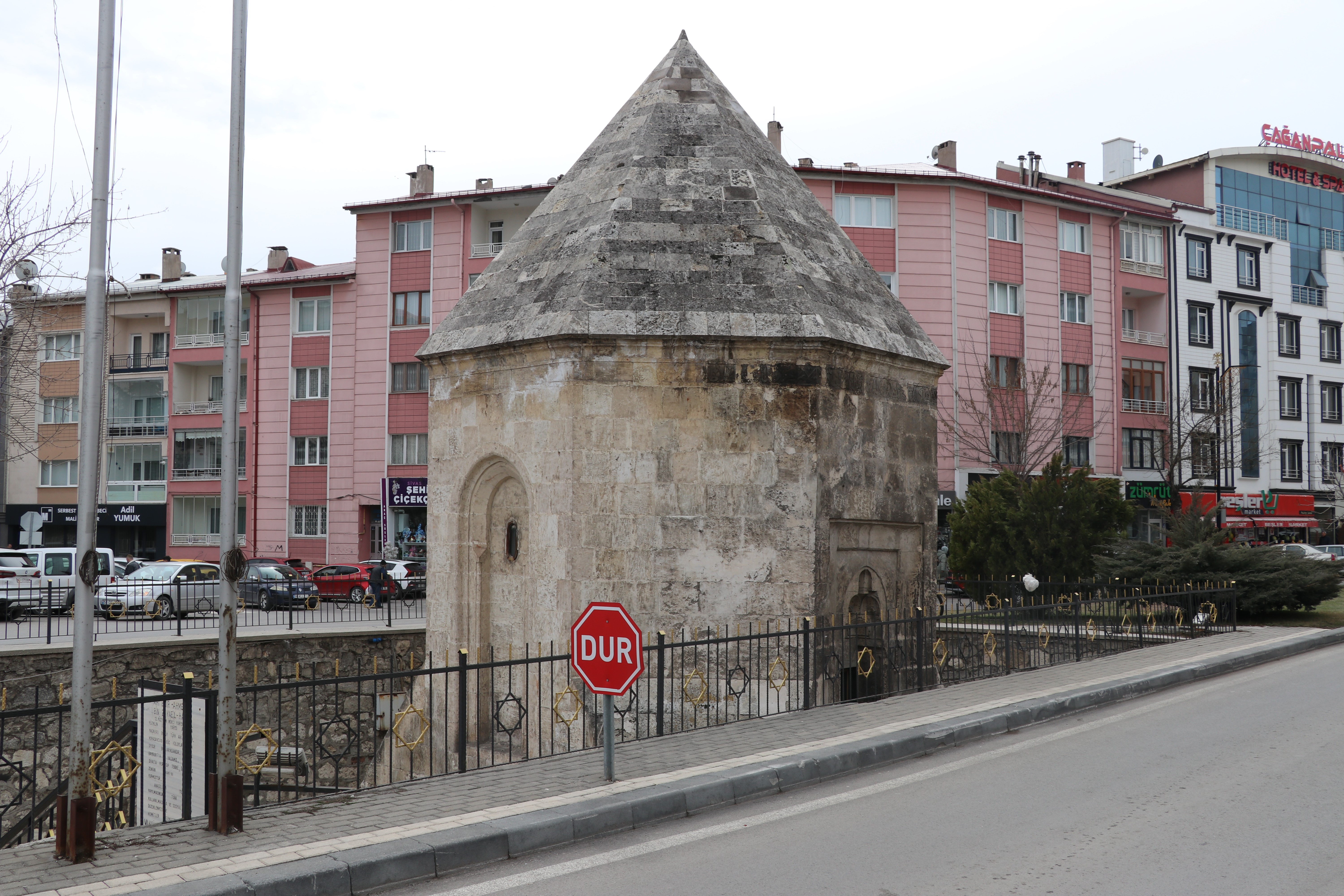 Gün boyu insanlar fark etmeden yanından geçiyor. 700 yıllık türbede önemli bir isim yatıyor
