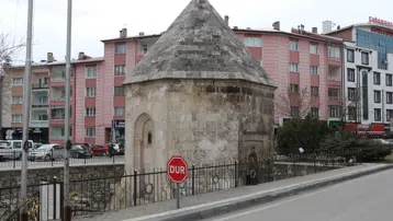 Gün boyu insanlar fark etmeden yanından geçiyor. 700 yıllık türbede önemli bir isim yatıyor