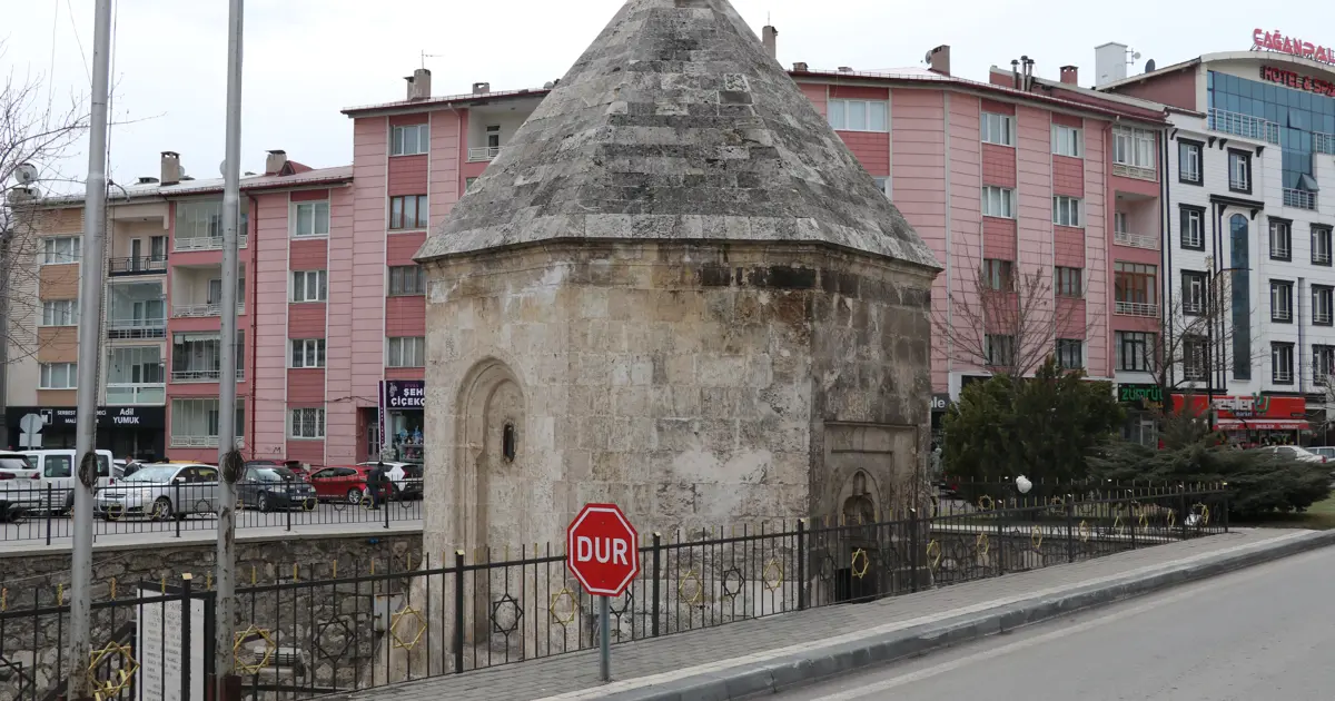 Gün boyu insanlar fark etmeden yanından geçiyor. 700 yıllık türbede önemli bir isim yatıyor